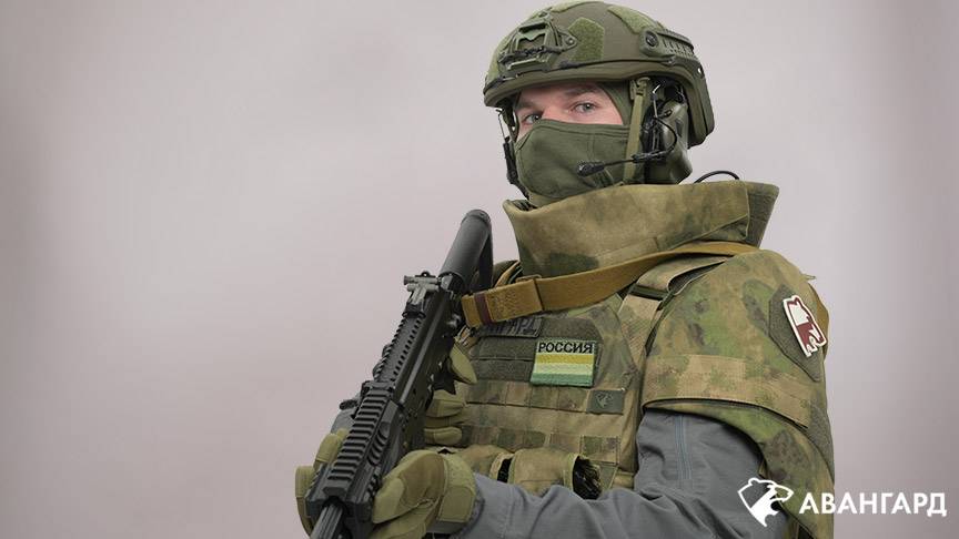 Модель в бронешлеме Бр1 из арамидной ткани и бронежилете Бр5 с навесными модулями защиты Бр1 из СВМПЭ. Общий вес защитной структуры 11 кг